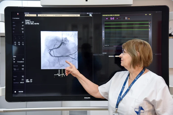 Dr. Rodica Niculescu explicând cum funcționează un angiograf