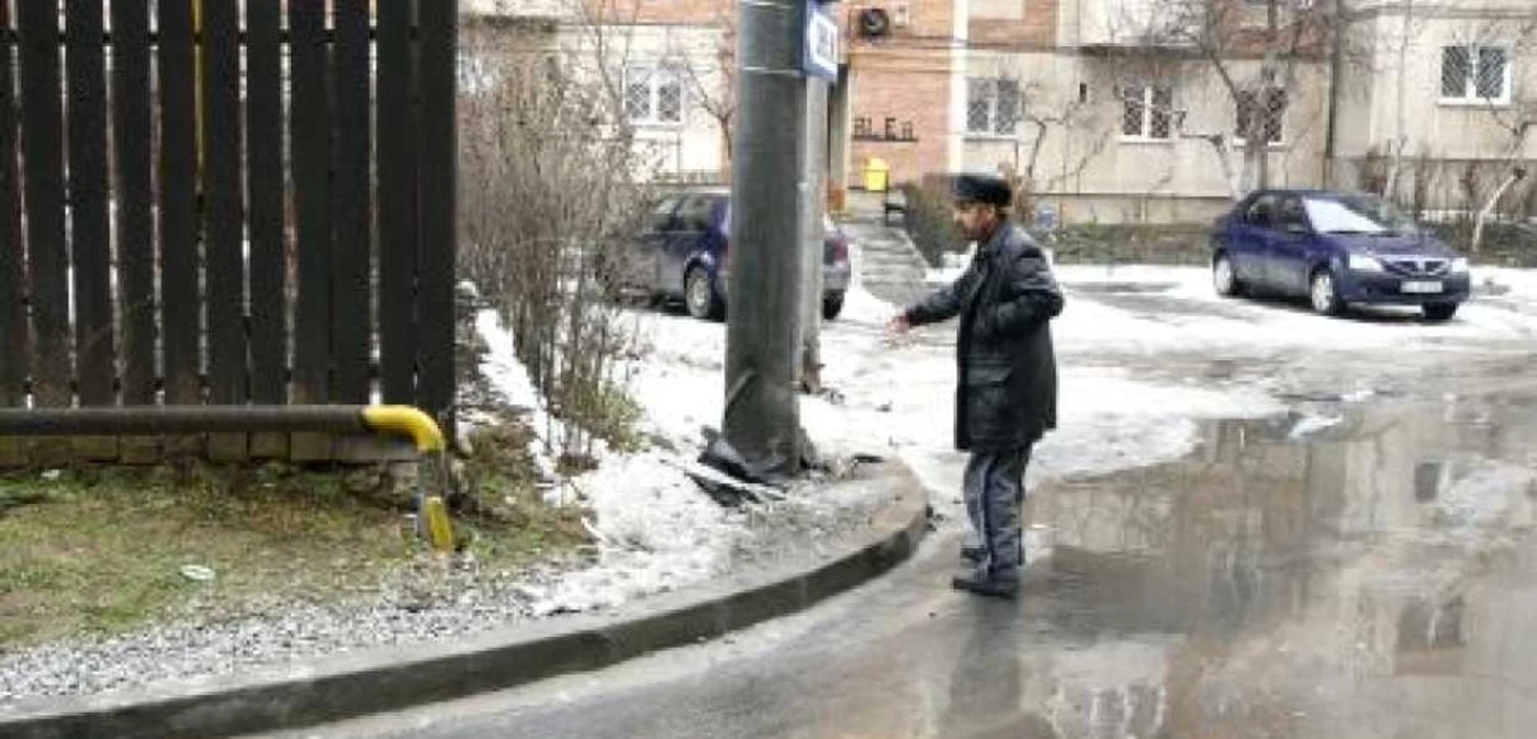 Bărbatul cere autorităţilor să schimbe sesnul de circulaţie pe stradă