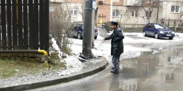 Bărbatul cere autorităţilor să schimbe sesnul de circulaţie pe stradă