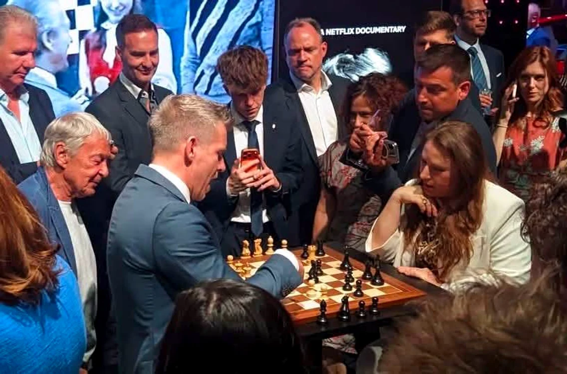 Peter Magyar joacă șah cu Judit Polgar