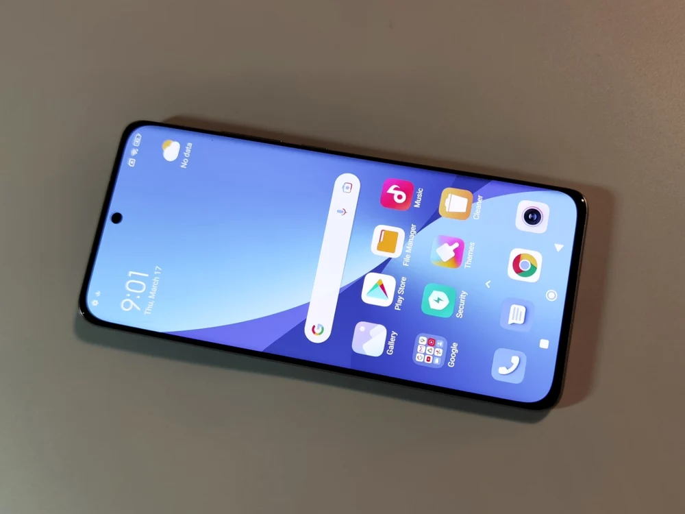 Smartphone Xiaomi 12. FOTO Adrian Pogîngeanu