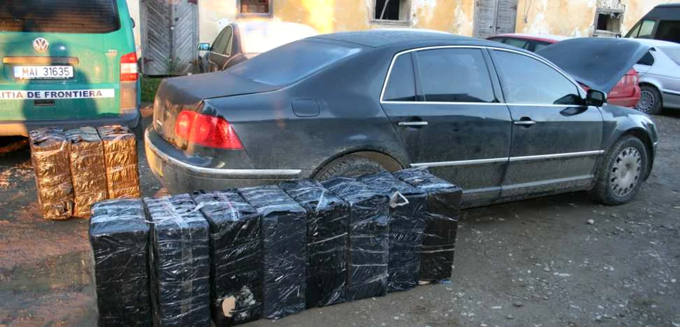 Ţigările de contrabandă găsite în maşina bărbatului