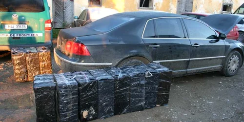 Ţigările de contrabandă găsite în maşina bărbatului