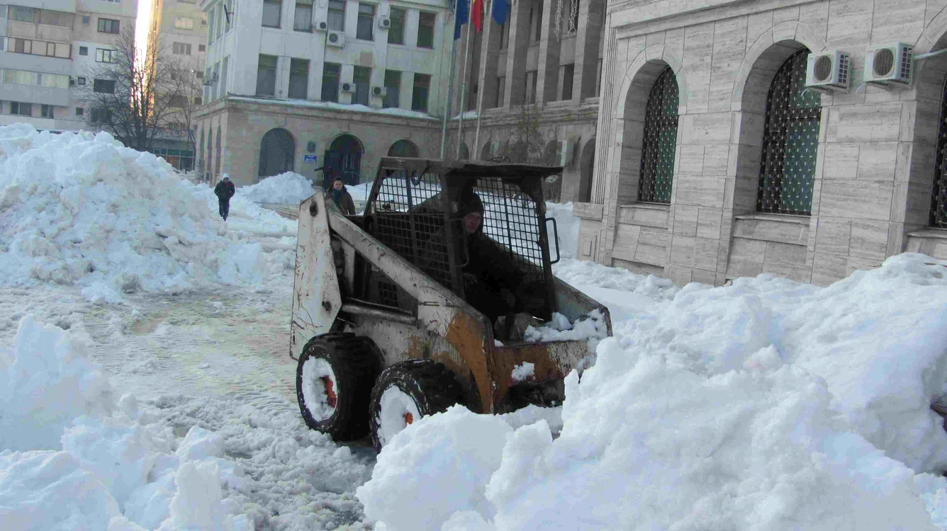 Utilajele au făcut bani frumoşi din căratul zăpezii