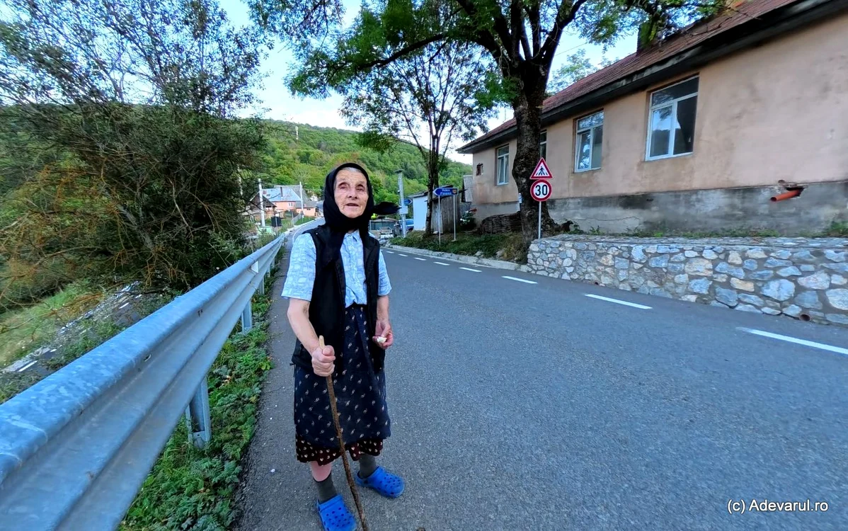 Localnică din Râmeț pe noua șosea Transapuseana
