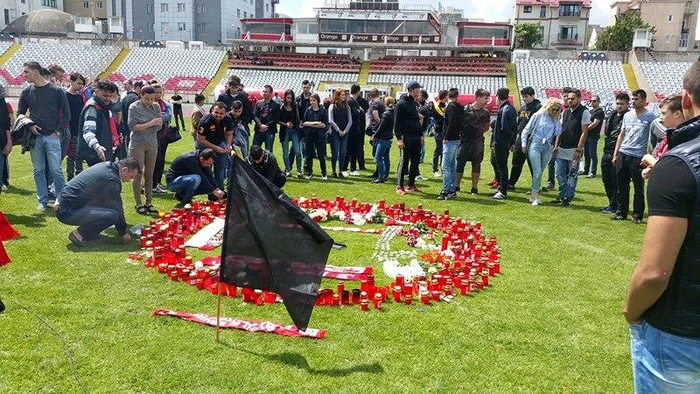 Sute de lumânări au fost depuse pe gazon, în locul unde s-a prăbușit Ekeng