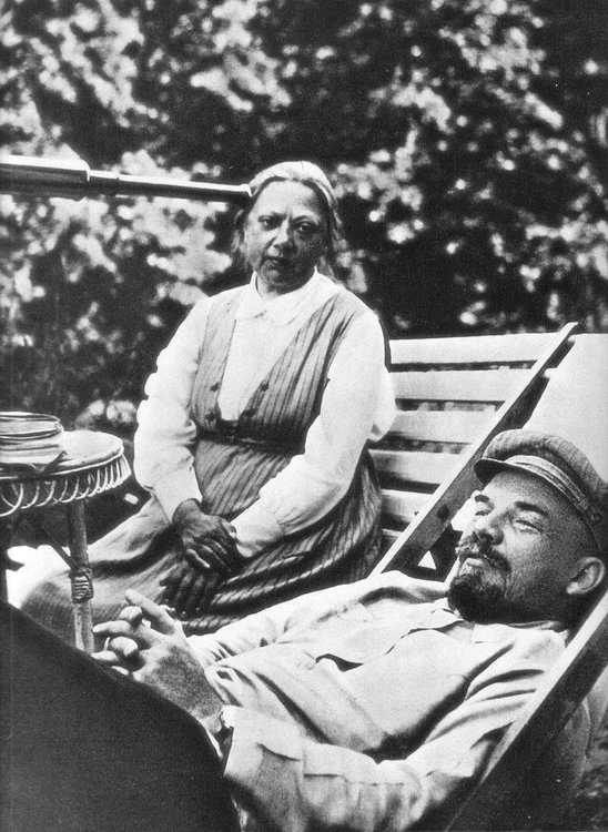 Nadejda Krupskaia și Vladimir Lenin în 1922, fotografiați de Maria Ulianova, sora lui Lenin 
