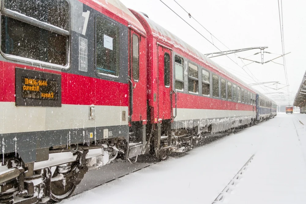 Circulația feroviară, îngreunată din cauza ninsorii. Un tren pe ruta București Nord - Curtici a avut o întârziere de peste patru ore