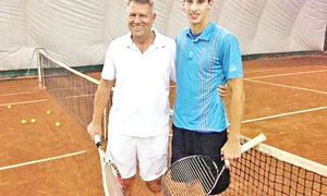 După ce a aflat că a  câştigat alegerile,  Iohannis a jucat o  partidă cu tenismenul  Victor Cornea jpeg