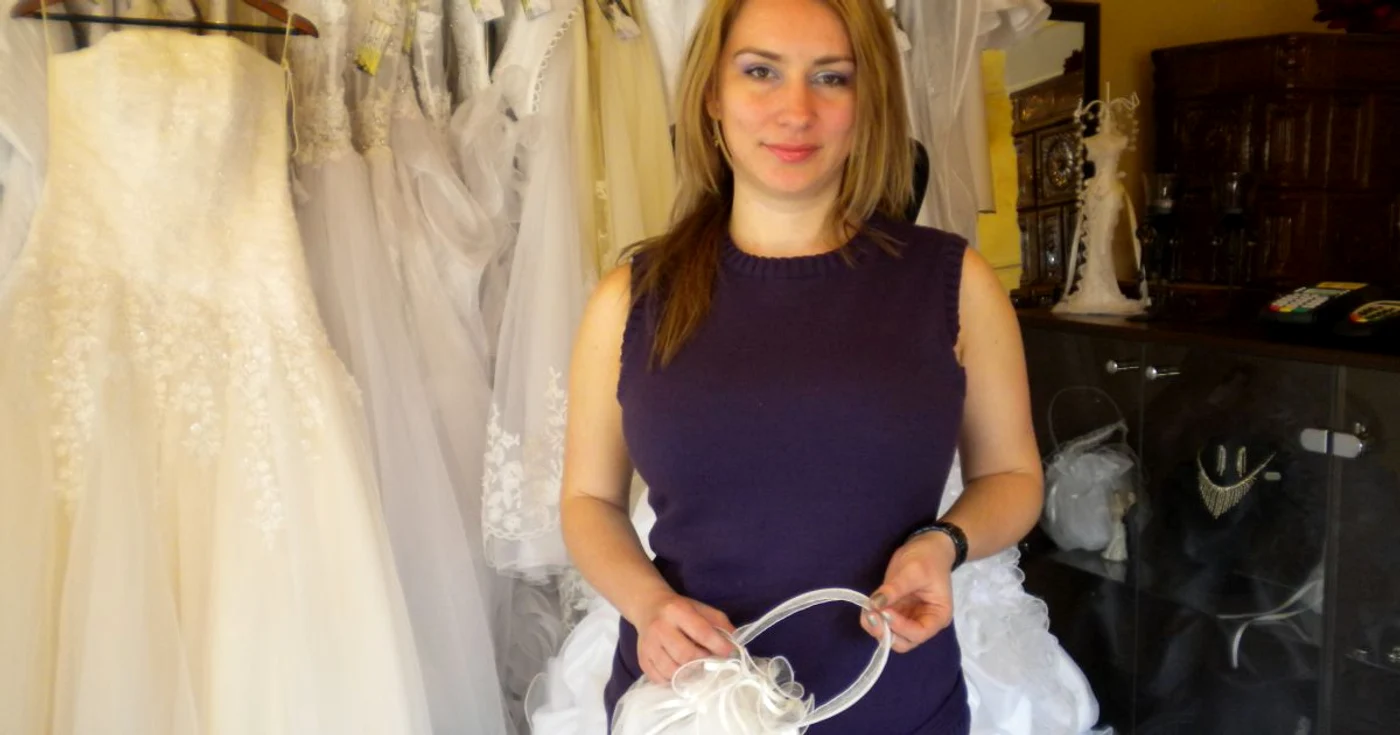 Daniela le oferă clientelor peste 200 de modele de rochii de mireasă