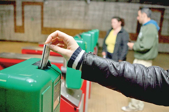 O cartelă cu două călătorii costă acum 4 lei