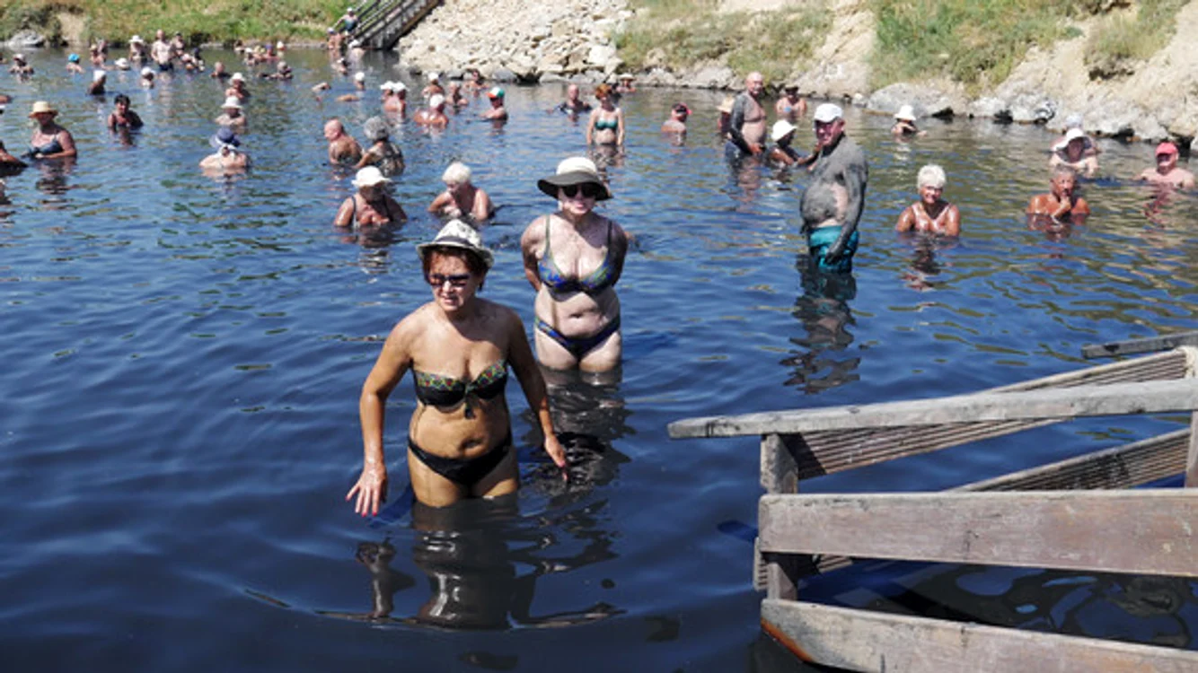 
    Oamenii vin aici ca pe litoralul Mării NegreFOTO: Captură știrilekanald.ro  