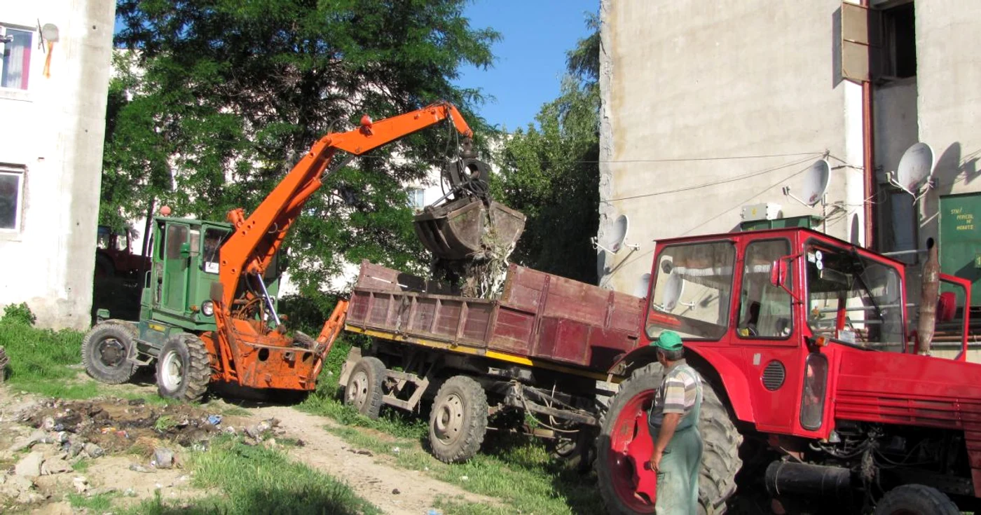 Utilajele au strâns gunoiul din spetele blocului