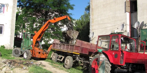 Utilajele au strâns gunoiul din spetele blocului