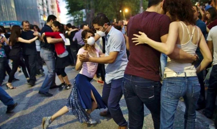 Protestatarii din Piaţa Universităţii vor asista la un mod inedit de a manifesta ce s-a ţinut şi în Turcia - un Tango Flashmob - ce va avea loc la ora 23.00 FOTO Facebook Olivia Dragoş