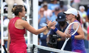 Aryna Sabalenka si Iga Swiatek (EPA) jpg