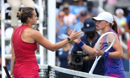 Aryna Sabalenka si Iga Swiatek (EPA) jpg