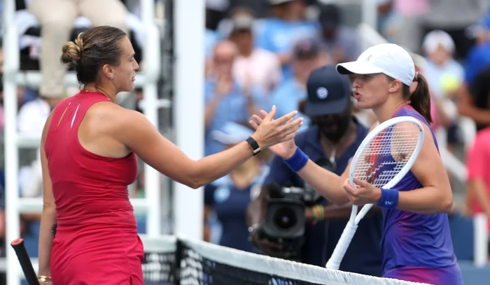 Aryna Sabalenka (stânga) și Iga Świątek se luptă pentru primul loc WTA (FOTO: EPA)