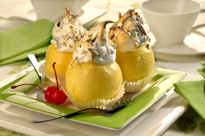 
    Mere coapte cu bezea    