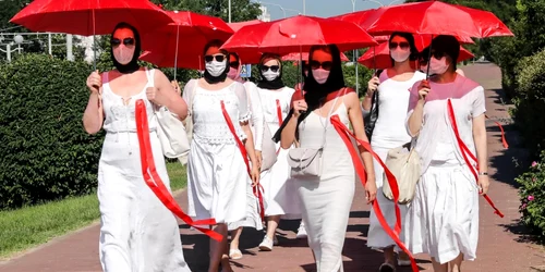 Femei îmbrăcate în culorile opoziţiei protestează în Belarus 21 iunie 2021 FOTO EPA -EFE