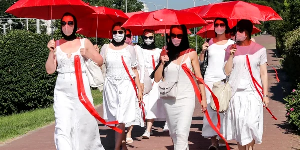 Femei îmbrăcate în culorile opoziţiei protestează în Belarus 21 iunie 2021 FOTO EPA -EFE