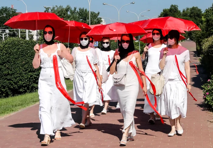 Femei îmbrăcate în culorile opoziţiei protestează în Belarus 21 iunie 2021 FOTO EPA -EFE