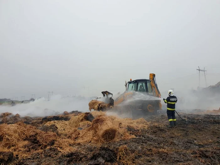 Incendiu puternic în comuna ialomiţeană Axintele FOTO Facebook/ISU Călăraşi