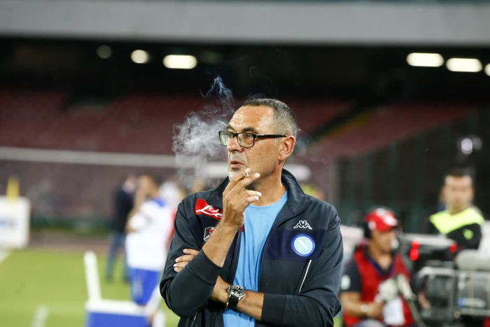 Maurizio Sarri a fost văzut fumând deseori lângă terenul de fotbalFoto: AFP