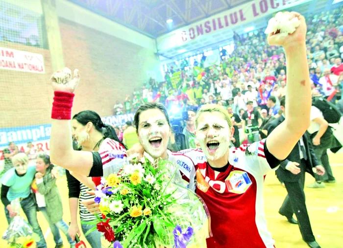 Adina se califică în  finala Ligii Campionilor,  cu Oltchim, și joacă apoi și în meciul tur cu Viborg