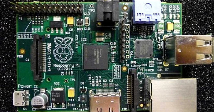 Rasberry Pi arată ca o simplă placă de circuite, dar este un computer complet funcţional