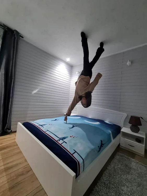 Fotografiile făcute în interiorul casei răsturnate sunt memorabile. Fie mobila îţi cade în cap, fie tu stai cu capul în jos