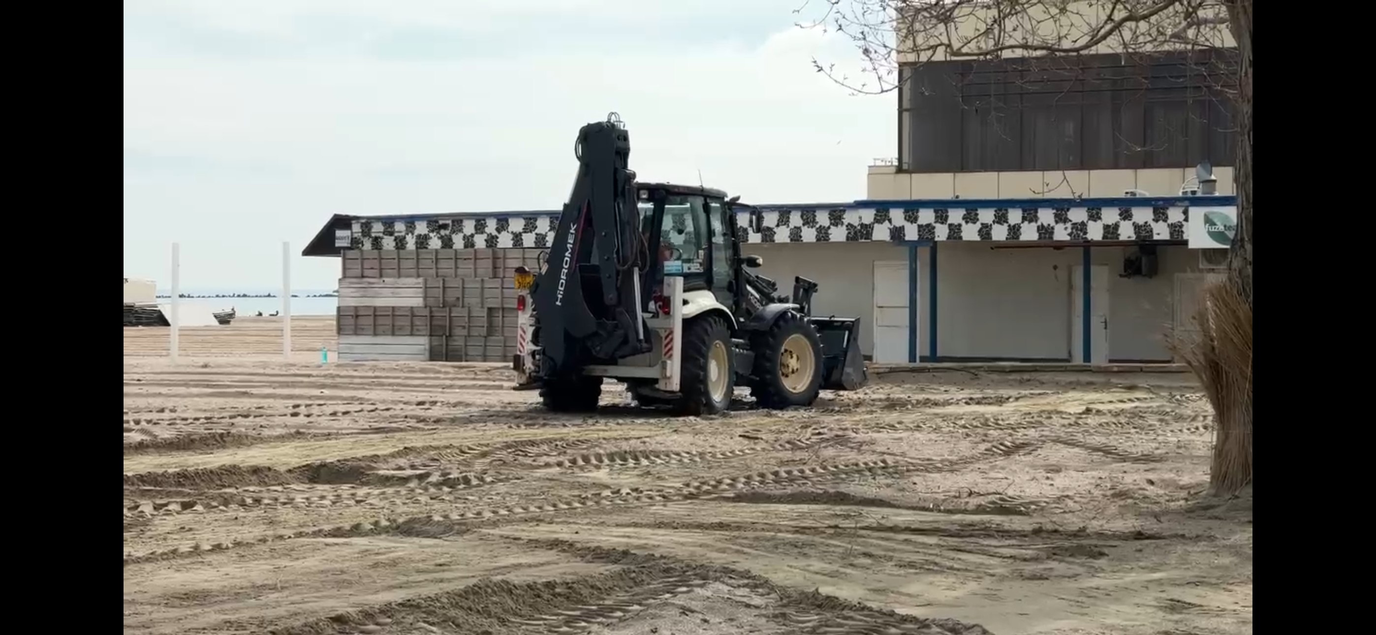 Litoralul românesc se pregătește pentru primirea turiștilor: muncitori pe plaje. Litoralul românesc se pregătește pentru primirea turiștilor: muncitori pe plaje.