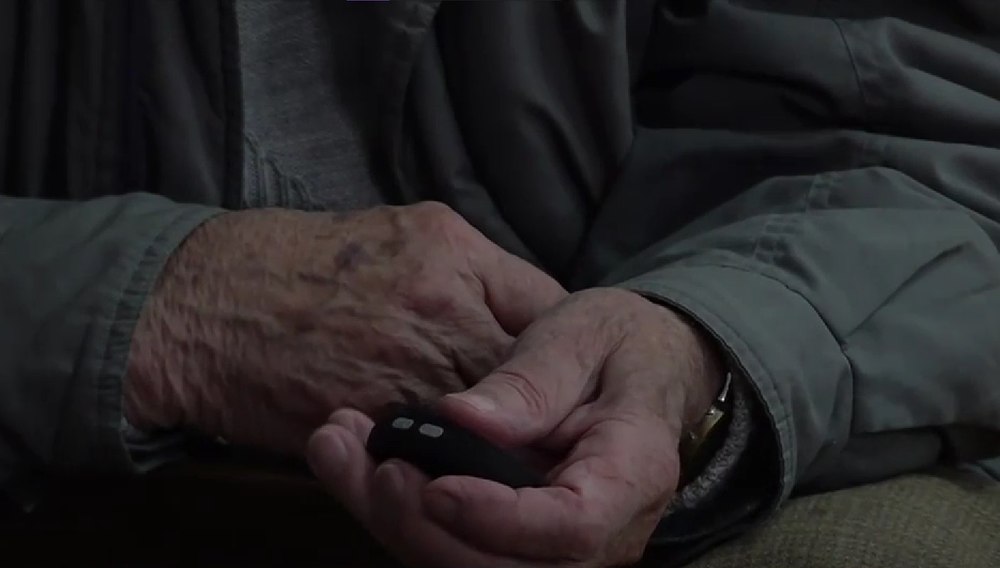 Un oraș din România oferă sprijin seniorilor singuri. Cum funcționează ceasul cu buton de urgență