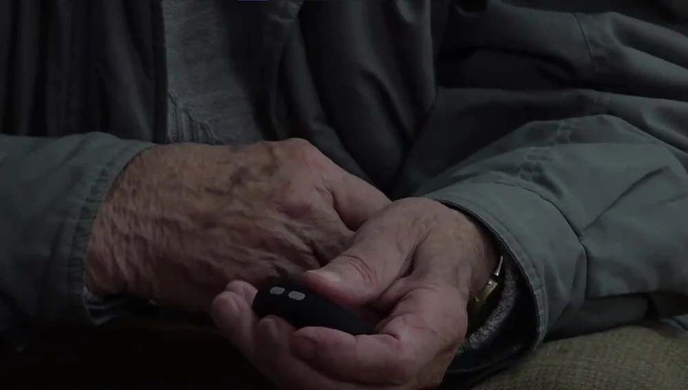 Un oraș din România oferă sprijin seniorilor singuri. Cum funcționează ceasul cu buton de urgență