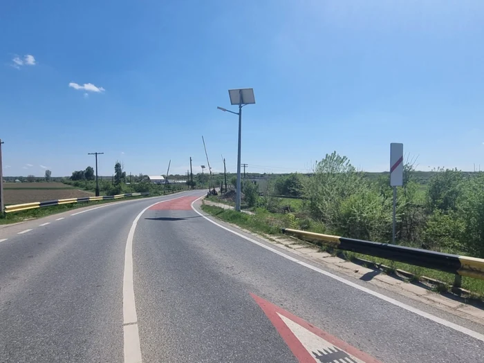 Şoferii sunt nevoiţi să ocolească acest segment de drum FOTO: Adevărul