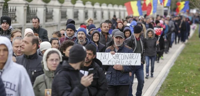 În plină pandemie, unii români nu vor să poarte măşti de protecţie şi nici nu s-ar vaccina. Imagine: Inquam Photos / Octav Ganea