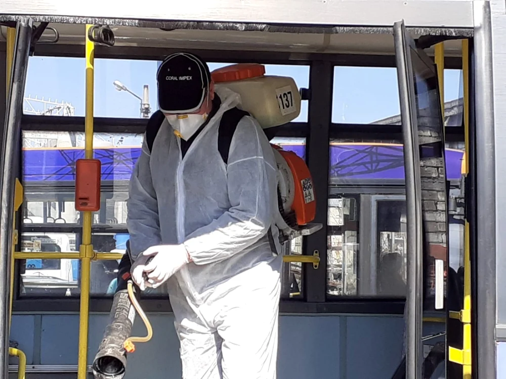 La finalul fiecărie curse autobuzele se dezinfectează FOTO: Alina Mitran