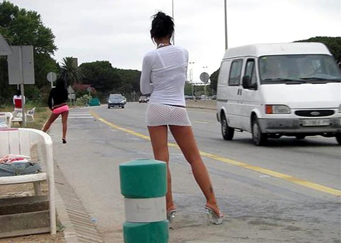 
    Fetele transformate în curve pe bani erau scoase zilnic la produs  