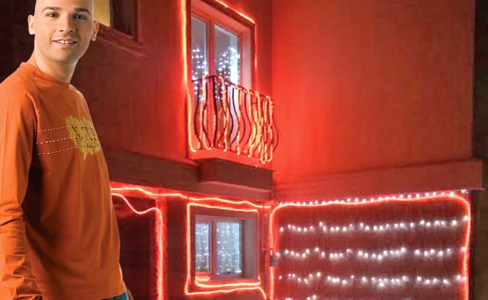 
    Anul acesta,  Andrei Ștefănescu  a mai redus  numărul  luminiţelor de pe casă  