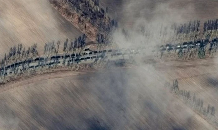 FOTO // Noi imagini din satelit surprind un convoi de tancuri şi trupe ruseşti care se îndreaptă spre Kiev jpeg