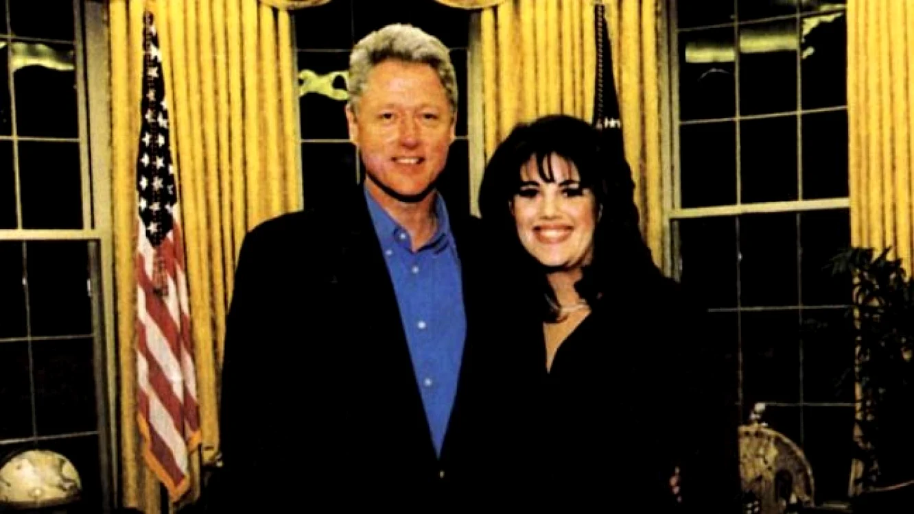 Monica Lewinsly şi Bill Clinton, pe vremea când aceasta era stagiară la Casa Albă FOTO Daily Mail