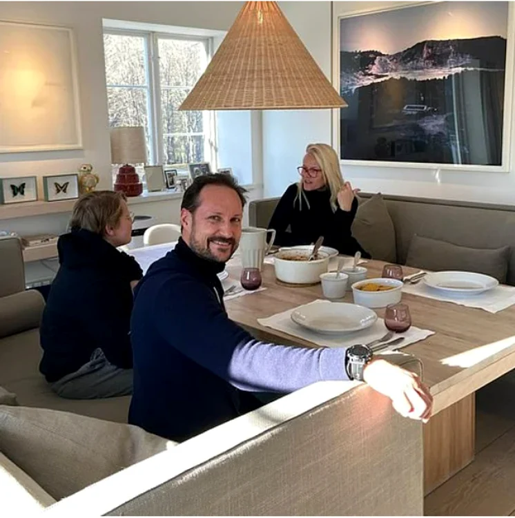 Prințul Haakon cu Prințesa Mette Marit și fiul lor în casa lor, în pandemie   Casa Regală norvegiană png
