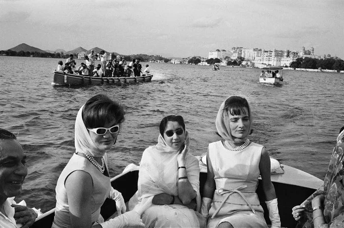 10 jackie o and lee radziwill in india 1962 jpg jpeg