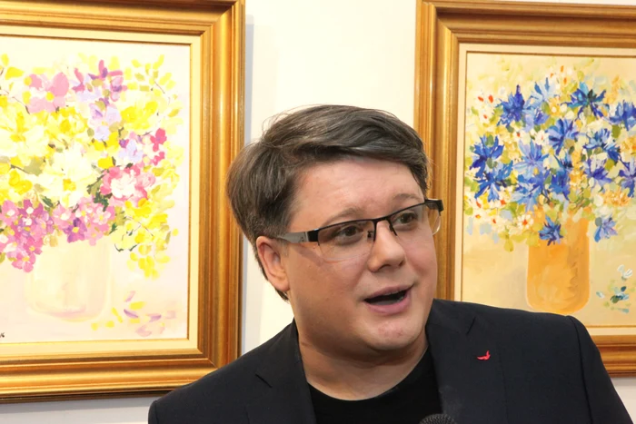 
    Fuego și-a expus picturile în cadrul vernisajului „Flori de Rouă”foto: Florin Șuler  