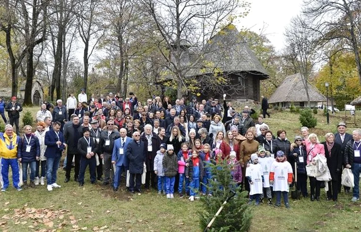 Poza de grup cu cei 100 de medaliati olimpici participanti la plantarea Padurii Olimpice