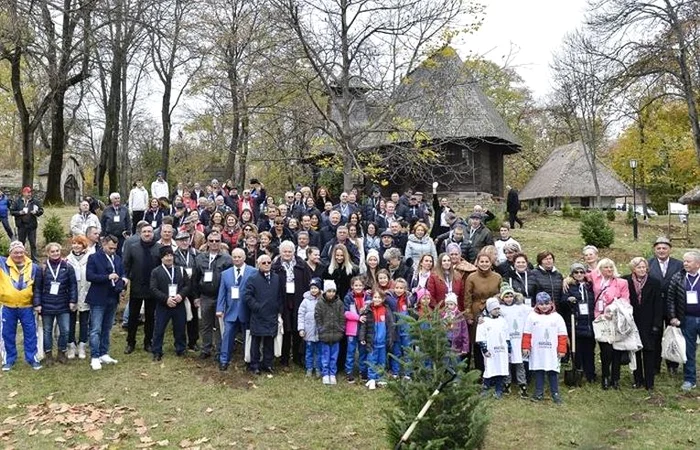 Poza de grup cu cei 100 de medaliati olimpici participanti la plantarea Padurii Olimpice