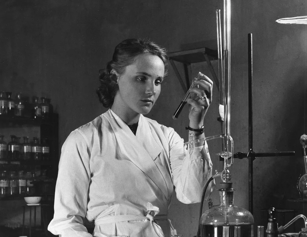 Povestea complicată a româncelor din Știință: de la interdicție la propagandă și stereotip. Specialistă în Studii de Gen: „Asistăm la o revenire a rolurilor tradiționale de gen“