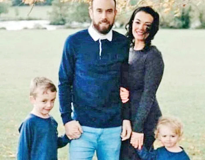 Taximetristul de 40 de ani, alături de soţia Hayley şi de cei doi fii ai lor