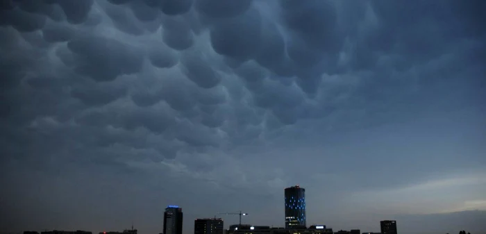 Aşa a arătat aseară cerul Capitalei FOTO Lucian Muntean