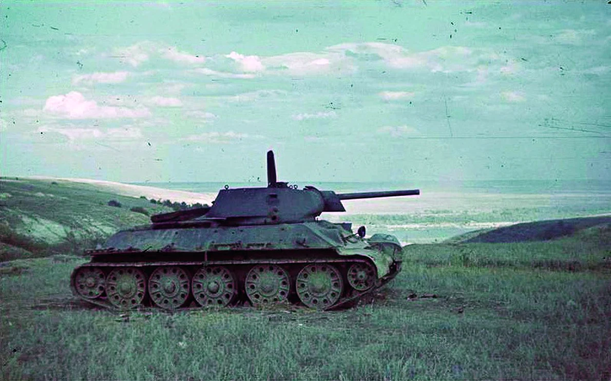 Tanc sovietic T-34 abandonat pe câmpul de bătălie (© Das Bundesarchiv Bild 169-0017)